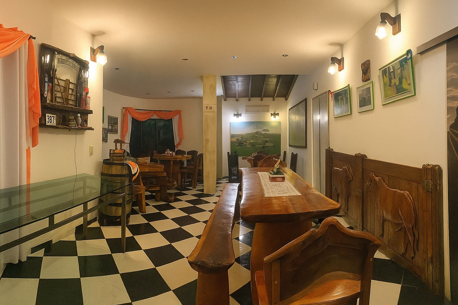 Caminos rurales con pinos y cerros